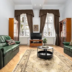 Apartment Emerald Suite With Free Parking, Budapest